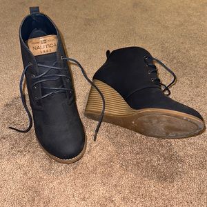 Navy blue women’s Nautica wedge bootie shoe - size 8